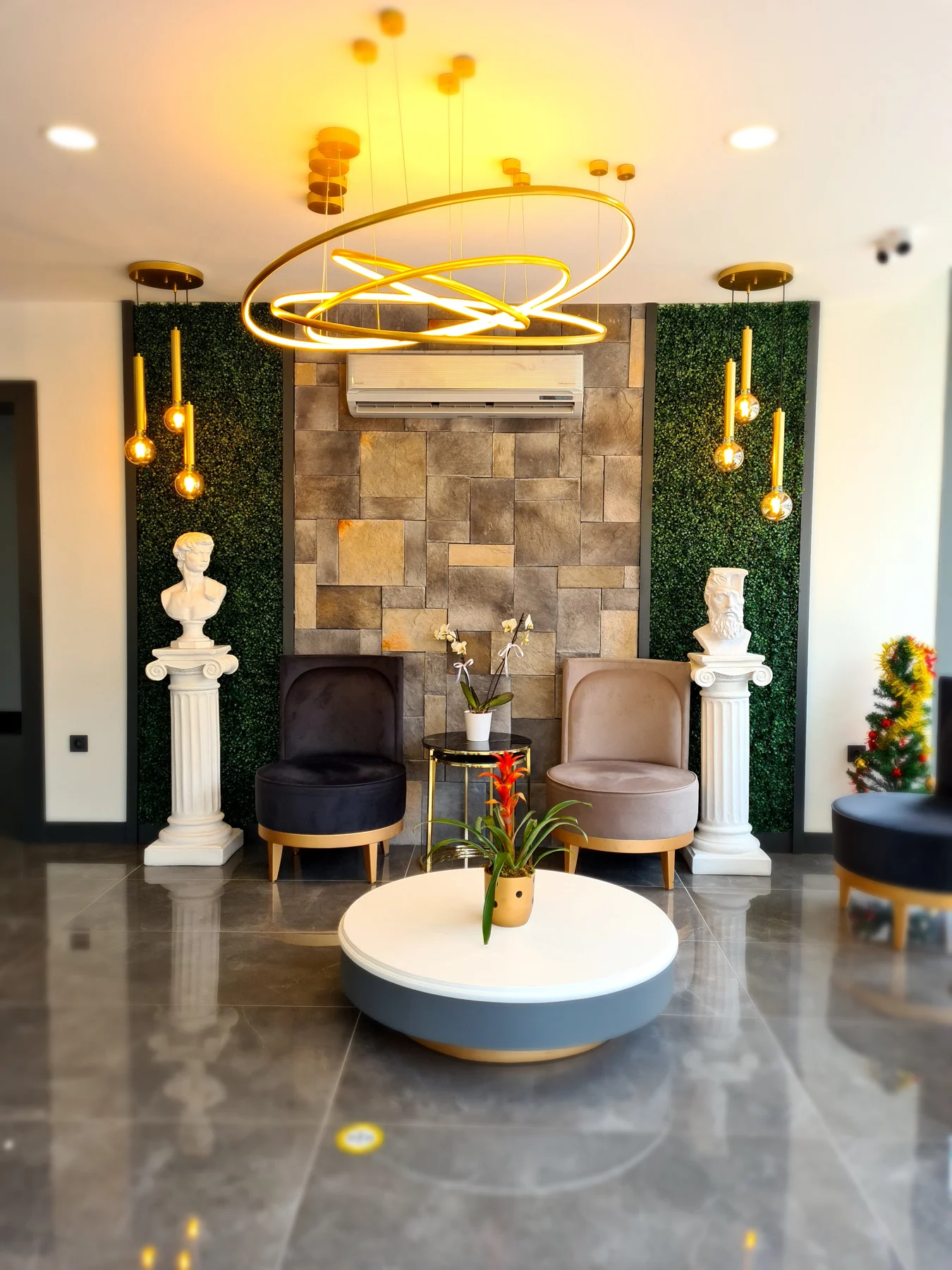 Dena Clinic bekleme alani